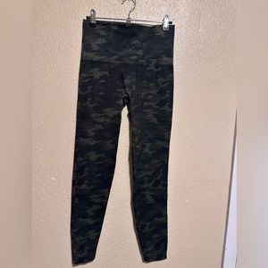 Spanx Camo Leggings Size Large Green‎